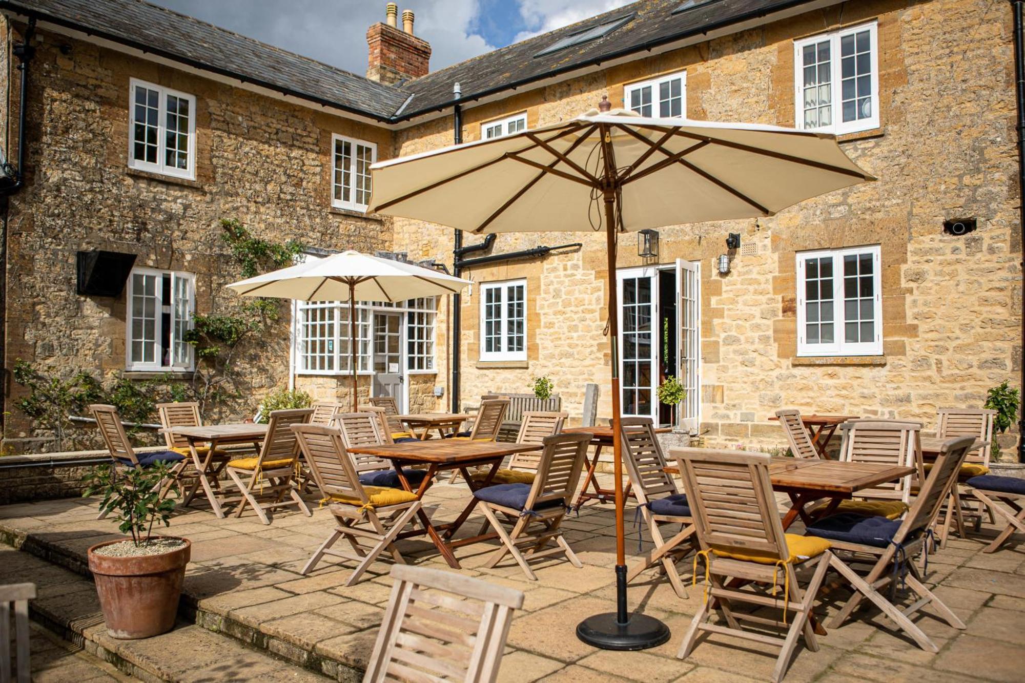 The Queens Arms Poyntington Exterior photo