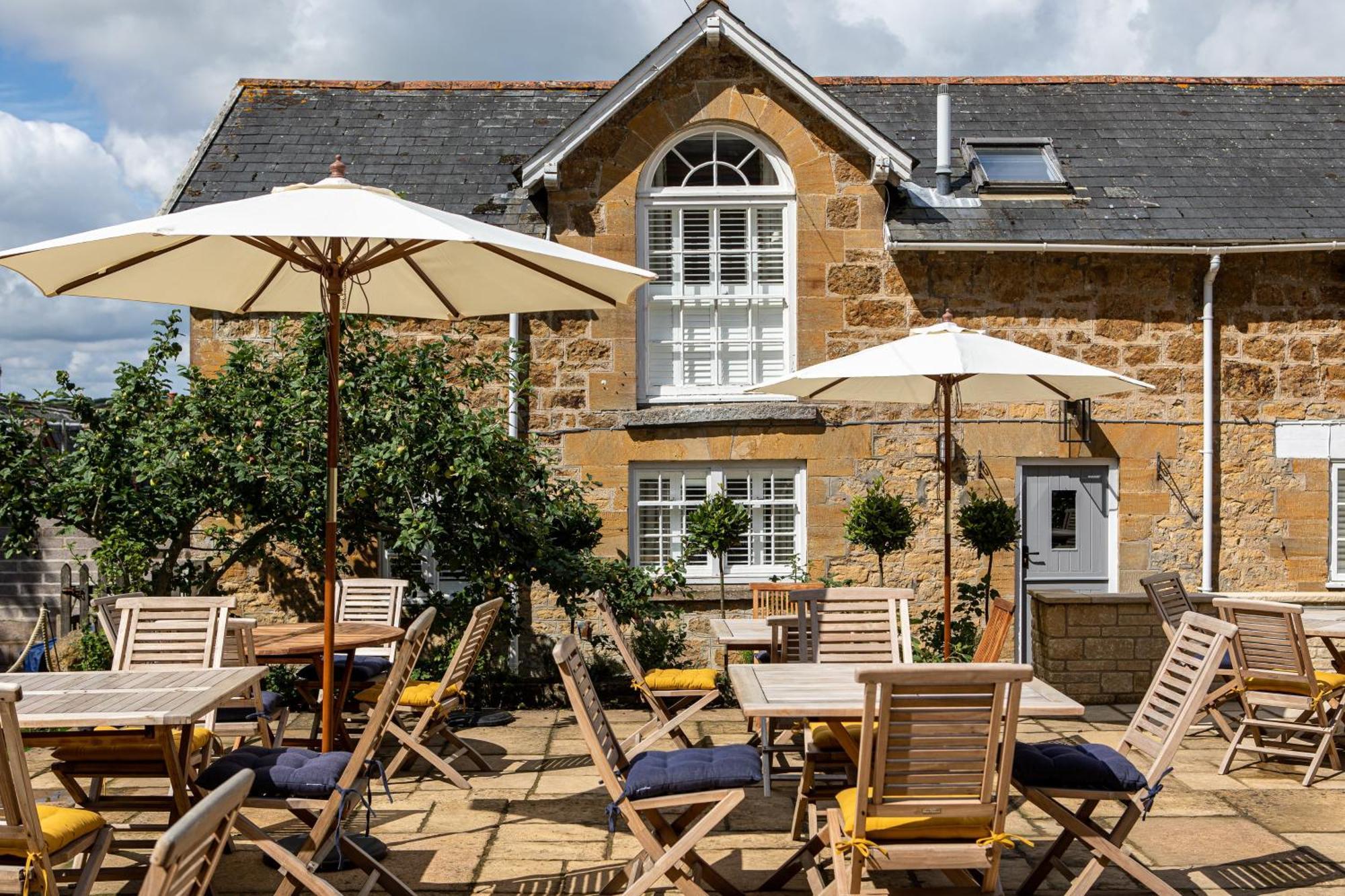 The Queens Arms Poyntington Exterior photo